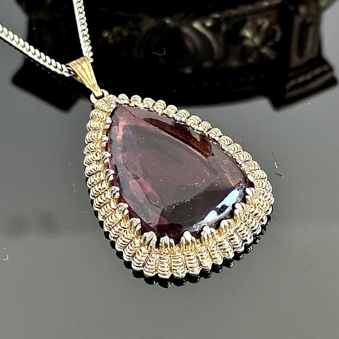 Pozłacana przywieszka z lat 60-tych w stylu La bella epoque z Anglii