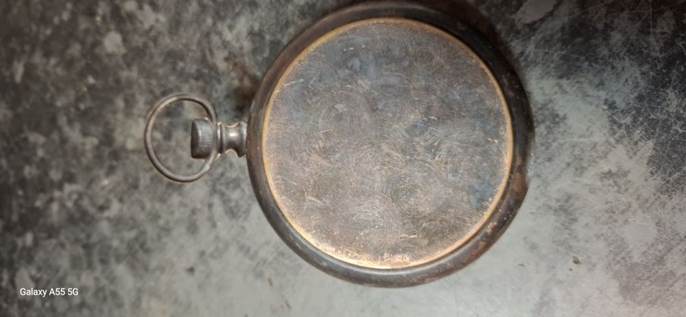 Caixa em forma de relógio