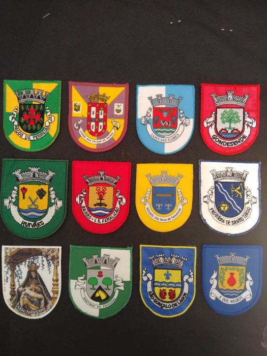 Vários Emblemas Heráldicos em Pano.