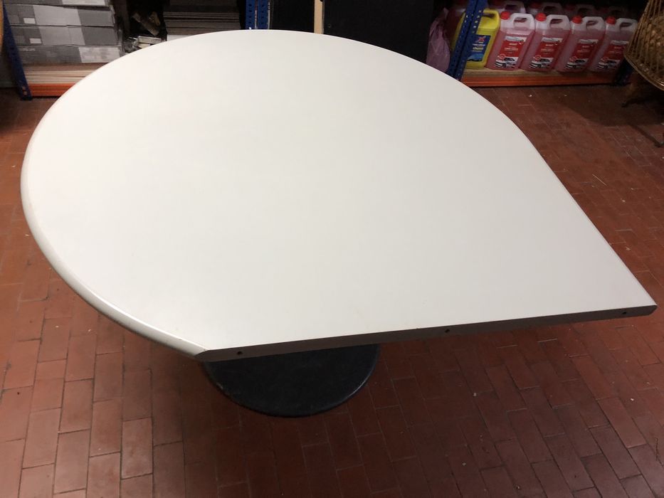 Secretarias varias,  mesas varias e mais material escritorio