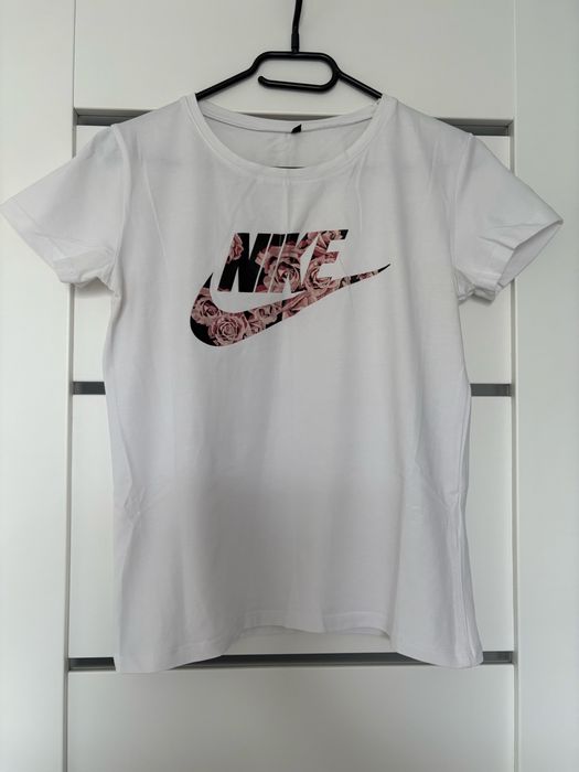 Biała koszulka z kwiatowym logo Nike L