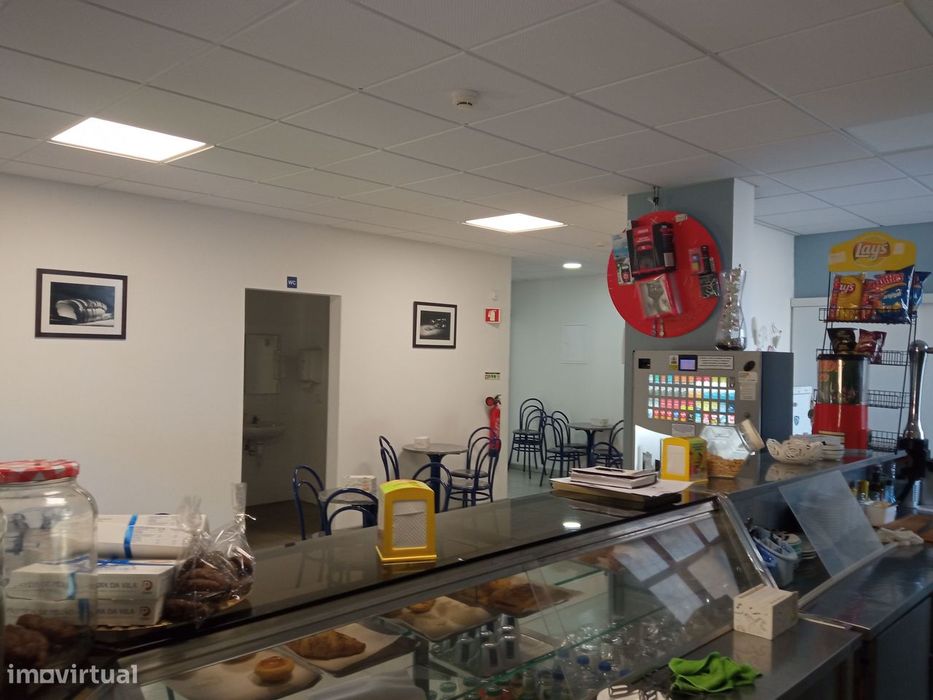 INVESTIDOR -  Trespasse de Pastelaria e cafetaria em pleno funcionamen