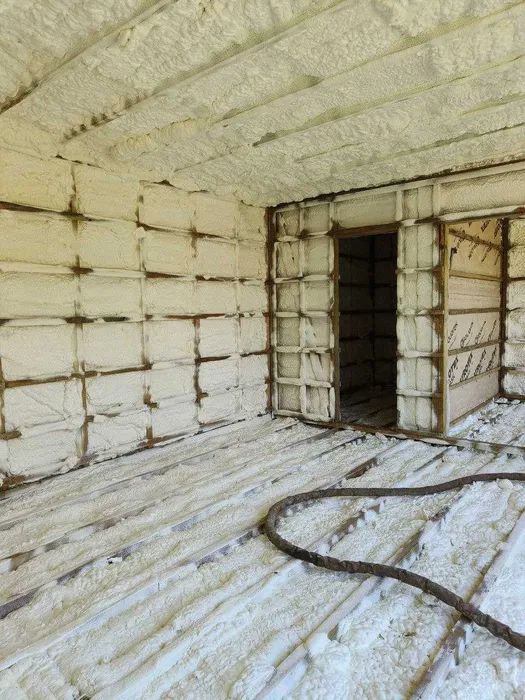 Професійне утеплення дах мансарди, стріхи і верхнього поверху пінополіуретаном