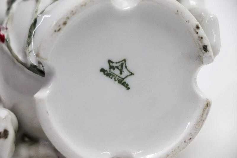 Excepcional Jarra em porcelana modelada com 3 Putti, 1 ave e Flores