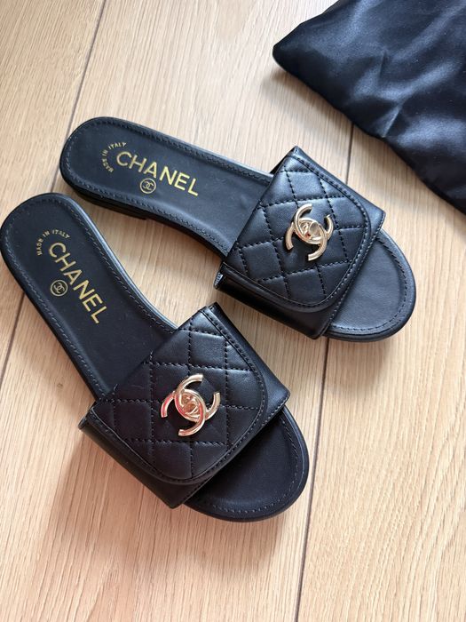 Шльопанці в стилі Chanel