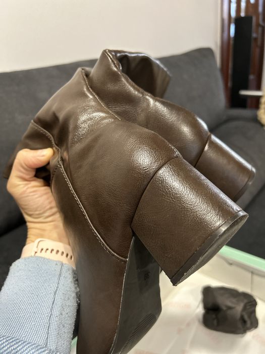Botas castanhas de cano alto com salto
