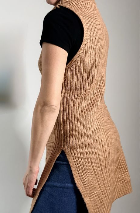 Stylowa tunika camel z golfem, must-have sezonu!