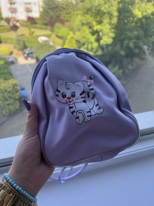Liliowy mały plecak z kotkiem dla dziewczynki