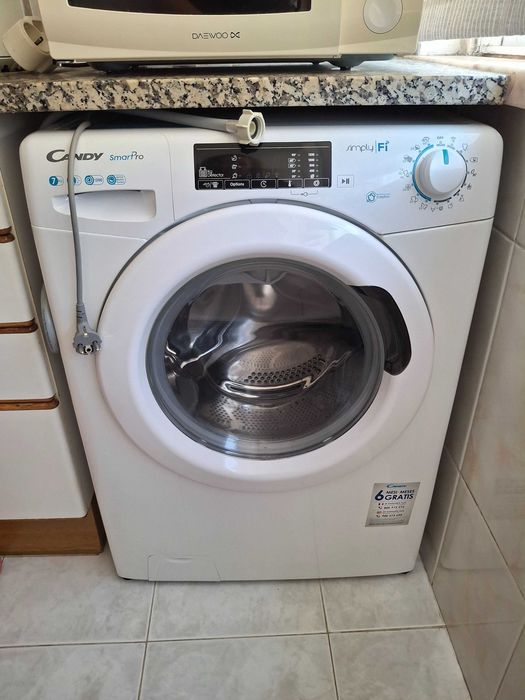 Vendo máquina de lavar roupa AVARIADA - Candy SmartPro (capacidade de 7kg, 1200 RPM), modelo com conectividade Simply-Fi.