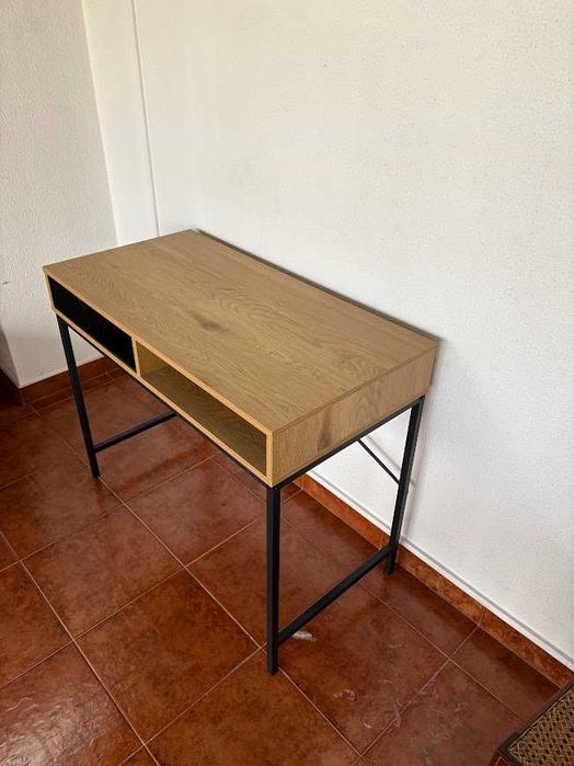 Secretária de quarto