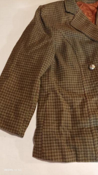 Conjunto de senhora blazer e saia em tons de castanho, tamanho L