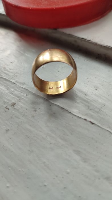Золотое кольцо проба 585 ) 7,04 грамм) наружный д.21,8)внутри-19,2