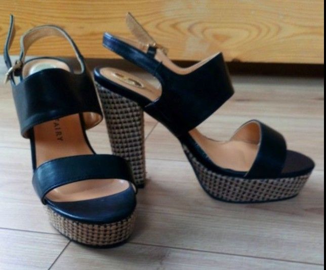 Sandały czarne na słupku 39