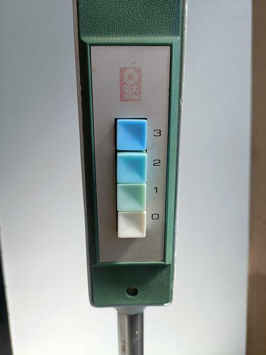 Ventoinha de Pé metálica usada