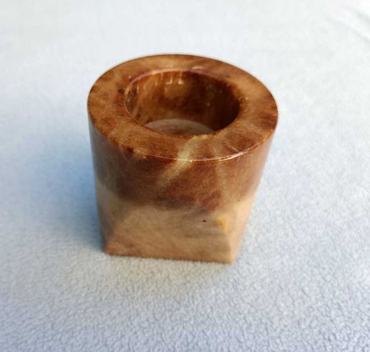 современный подсвечник из цельного куска оникса