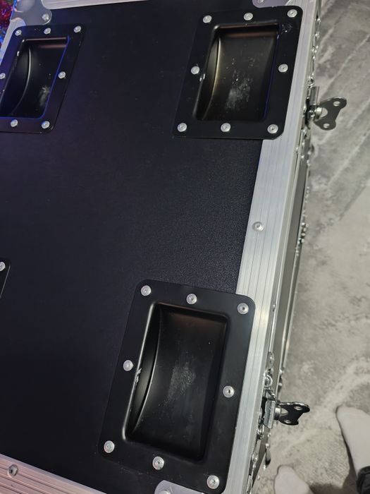 Sprzedam case na sprzęt muzyczny ruchome głowy