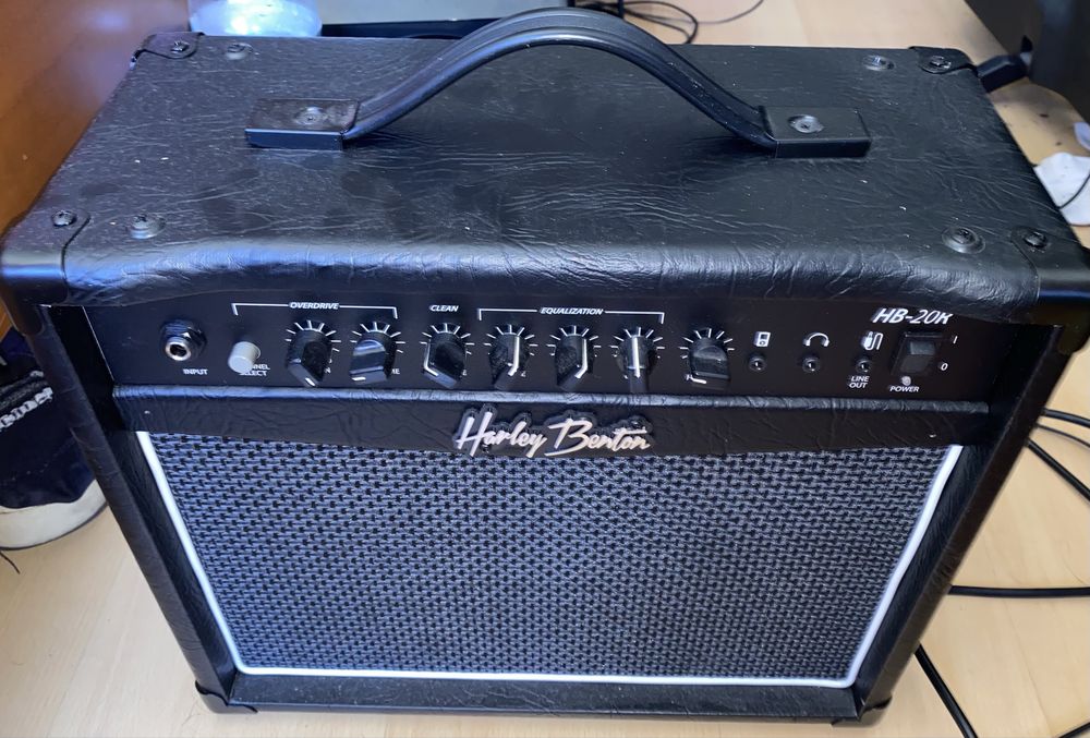 Pack Guitarra Elétrica Harley Benton ST-20HSS + Amp HB-20R com Reverb + Acessórios