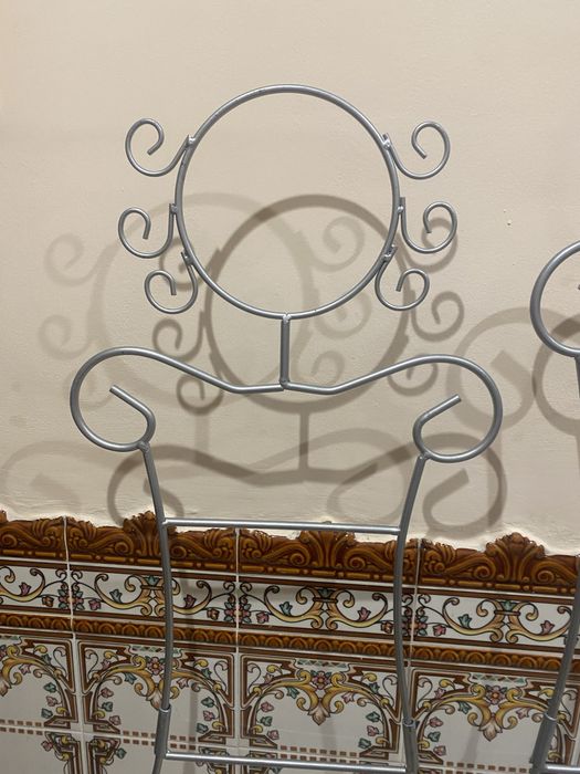 Par de cabides de quarto em metal prateado