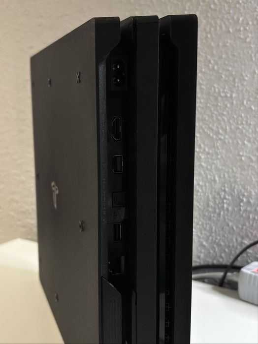 PlayStation 4 Pro 1TB z padem + gra gratis