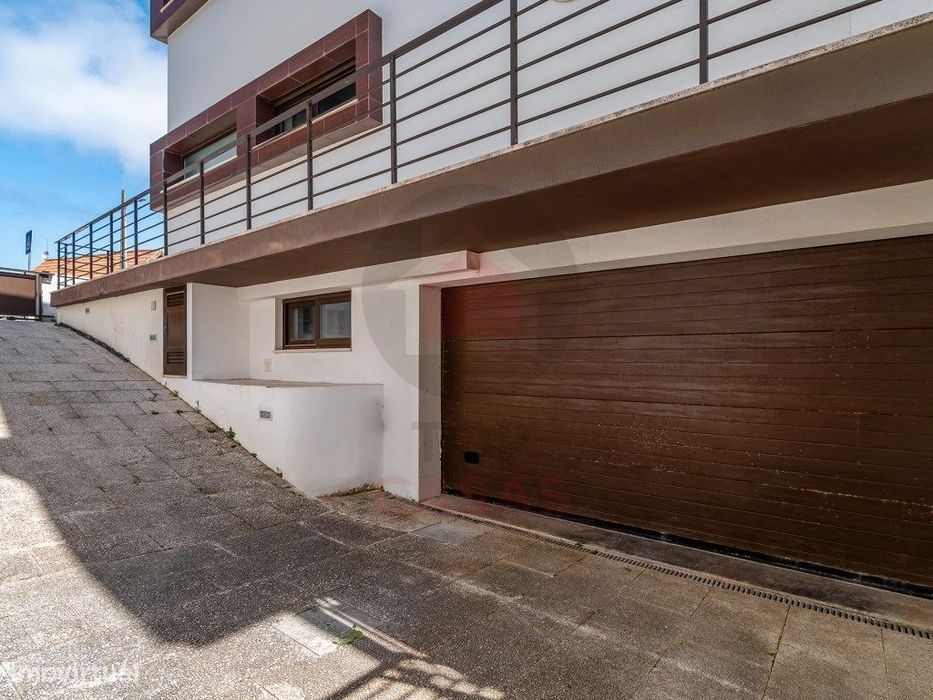Moradia contemporânea com piscina privada em Salir do Porto