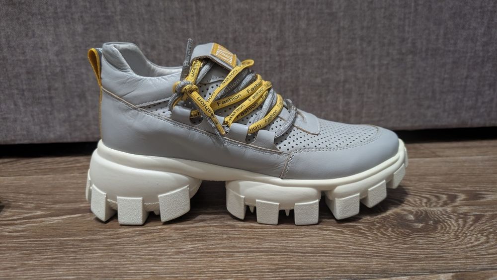 Сірі кросівки 38 розмір