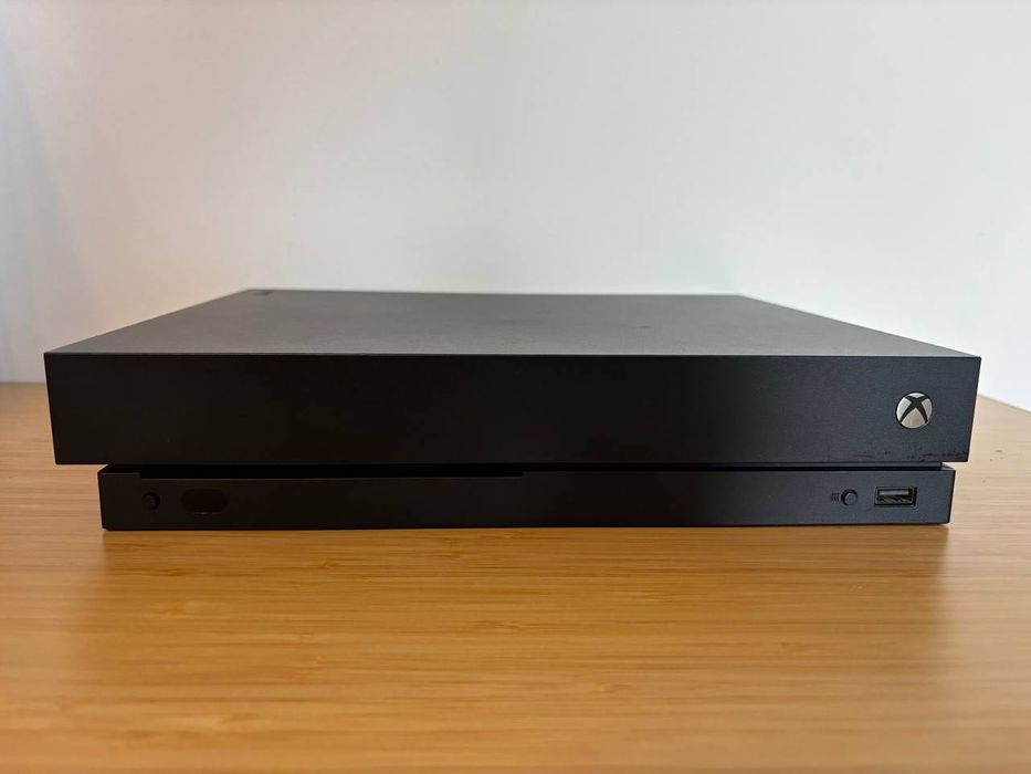Konsola Xbox One X 500 gb + Pad