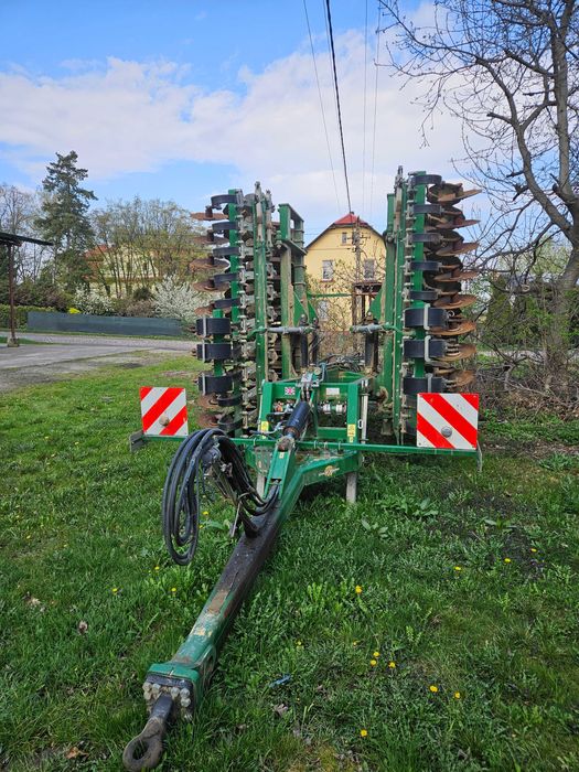 Sprzedaje:   pierwszy właściciel  -  Rolnicza Spółdzielnia w Kietlinie   Simba X-Press składany hydraulicznie agregat uprawowy ścierniskowy