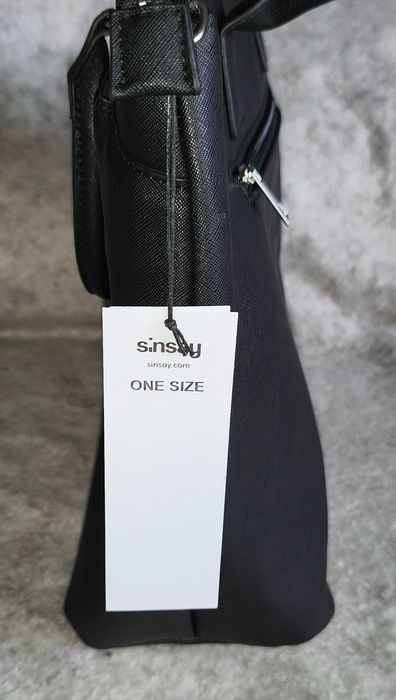 Czarna torebka listonoszka Sinsay