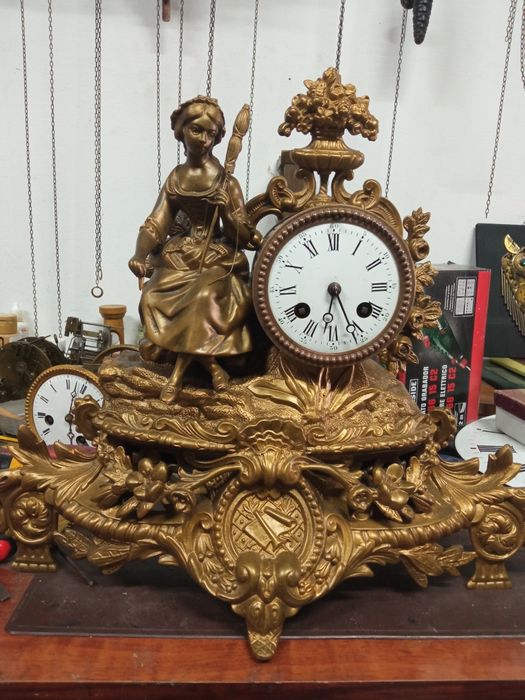 maravilha das maravilhas. relógio a funcionar,com máquina Paris.