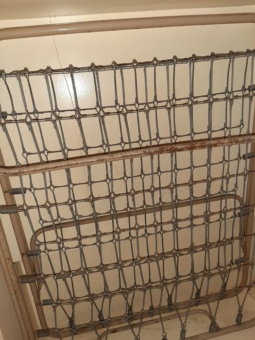 Duas camas individuais +escrivaninha