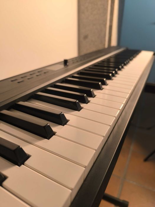 Teclado Alesis de 80 Teclas com Suporte – Pouco Uso