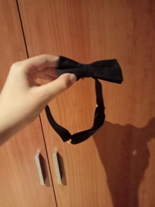Blazer bege, laço e camisa branca