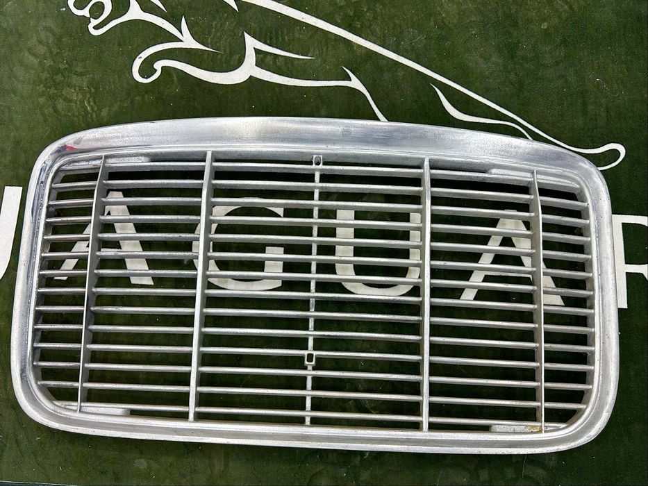 Grelha jaguar XJ6