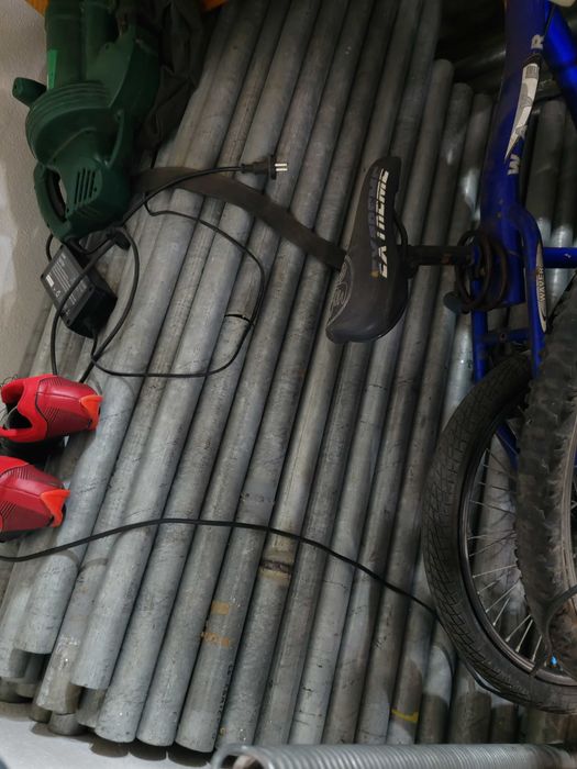 Tubos de ferro galvanizado utilizado em estruturas metálicas ou andaimes
