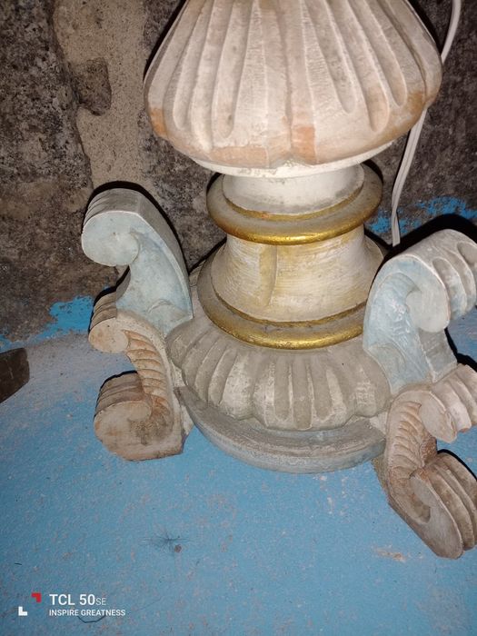 Candeeiro vintage tem mais de 100 anos, a precisar de restauro.