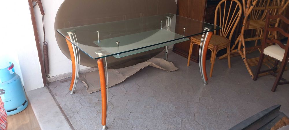 Mesa de vidro com 6 cadeiras