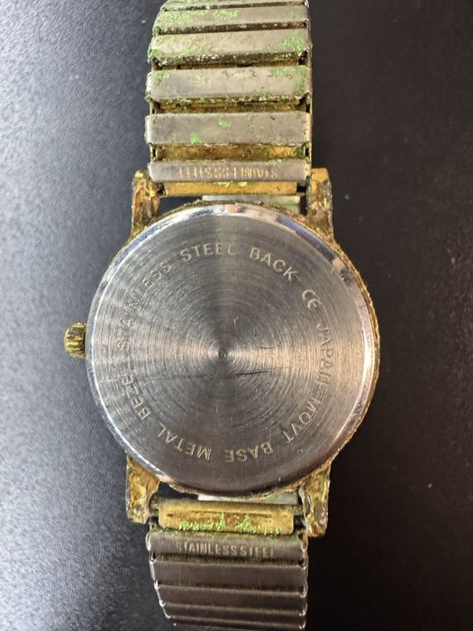 Stary sprawny zabytkowy zegarek naręczny trend design