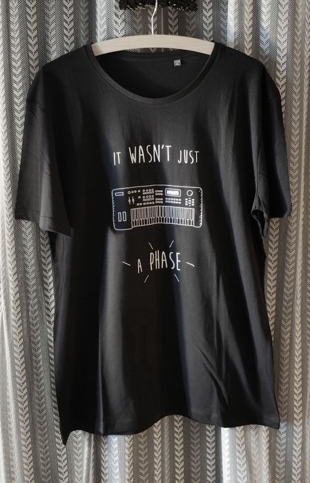 T-shirts "Não Era Apenas Uma Fase" preto I
