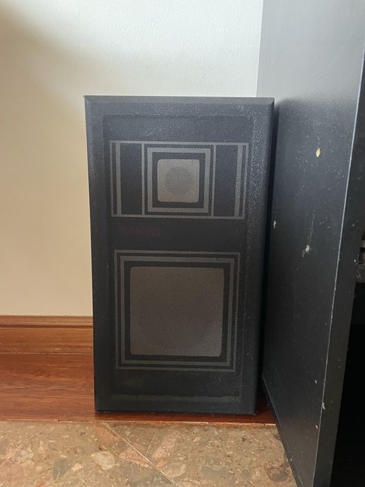 Aparelhagem da Sanyo com gira discos, leitor de CDs e coluna