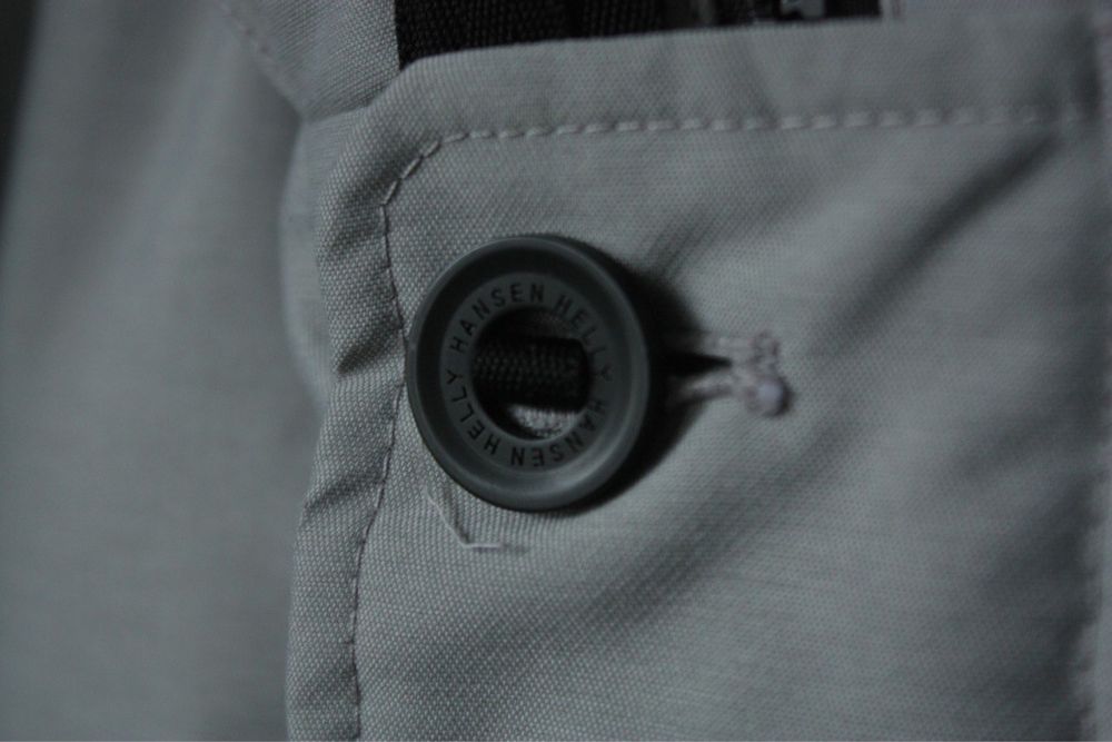 парка Helly Hansen дуже тепла і легка