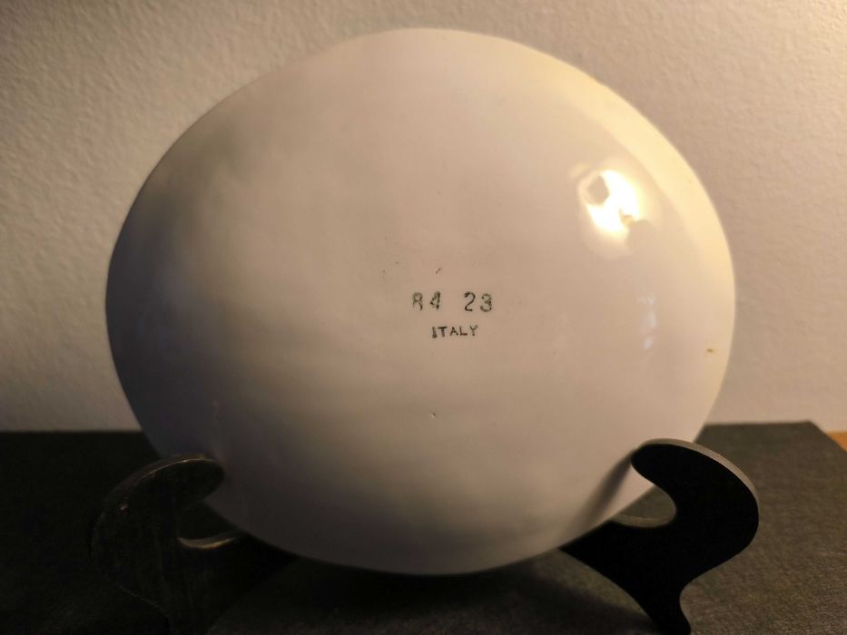 Prato em cerâmica representando um pescador, da fábrica italiana SICA