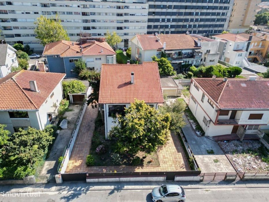 Moradia T4 com Jardim - Estrada da Circunvalação