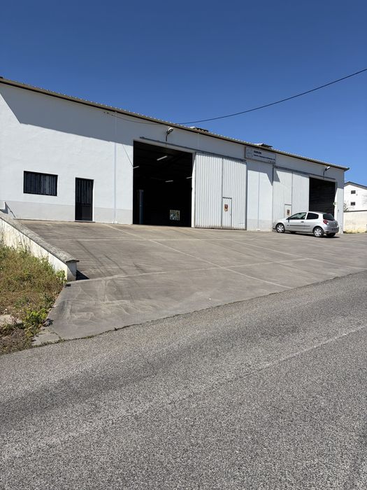 Armazém com Licença de Utilização para  comérçio, serviços e Industria