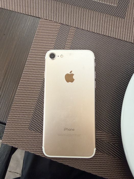 Продам Iphone 7.