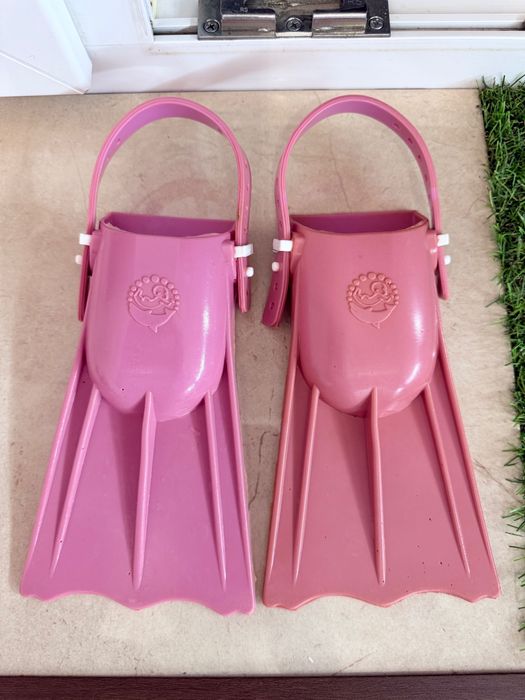 Розовые и синие детские ласты для бассейна й