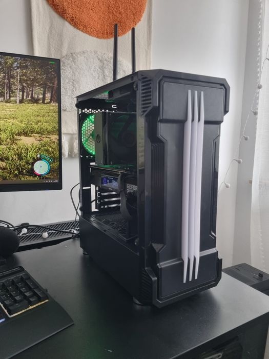 RTX 3080  i5 13400f z wyświetlaczem LCD 32 GB RAM