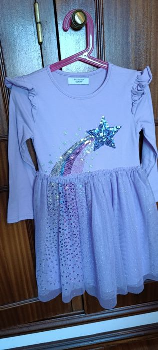 Vestido infantil lilás da Primark, com design lúdico e detalhes brilha