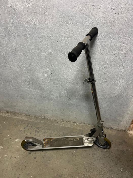 Trotinete em bom estado – prática e fácil de transportar