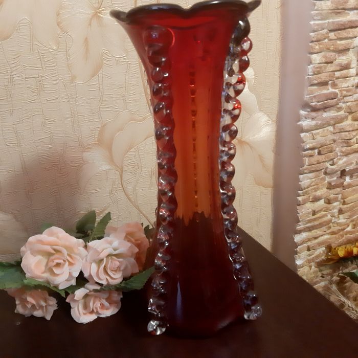 ваза - винтажное изделие из цветного стекла.