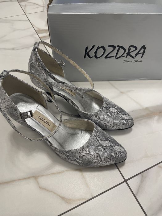 Buty na obcasie - srebrne z wezowej skorki